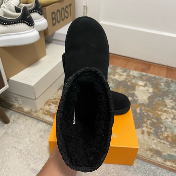 EUC Women’s Size 6 (Euro Sz 37) UGG Classic Short Stud II Winter Boote In Black - Picture 12 of 15